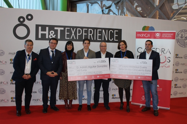El presidente de Mahos, Javier Frutos, y el vicedecano del Grado de Marketing, Benjamín del Alcázar, han entregado el premio al mejor TFG en H&T
